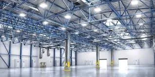 Luminárias LED industriais em galpão