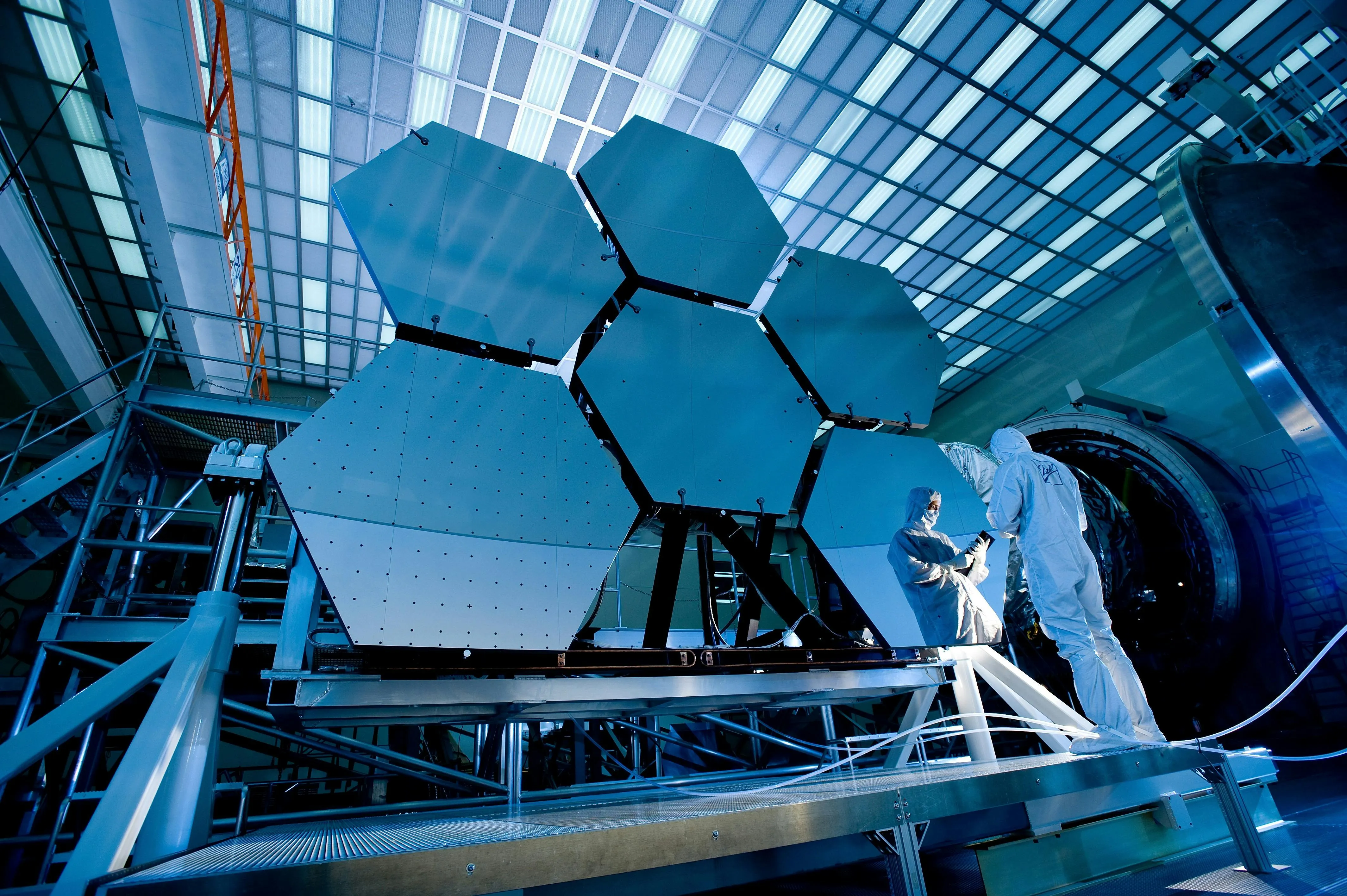 Galpão industrial com domos de ventilação e iluminação natural